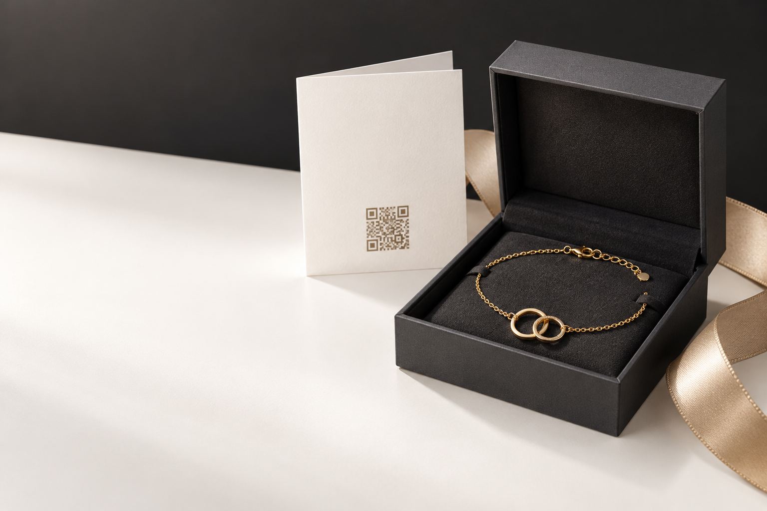Pulsera presentada en una caja de regalo con tarjeta QR